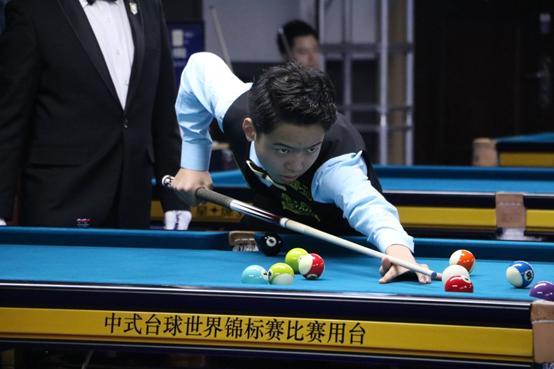 在这个足球 在这个足球